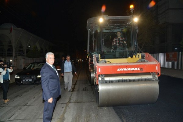 BÜYÜKŞEHİR'DE ASFALT ÇALIŞMALARI GECE YAPILIYOR