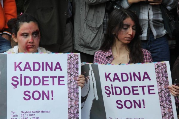 KADINA ŞİDDETE KATİLLERİNİN FOTOĞRAFIYLA PROTESTO 