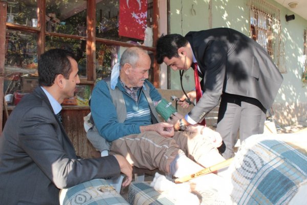 SARIÇAM BELEDİYESİ, YAŞLILARIN ELİNDEN TUTUYOR