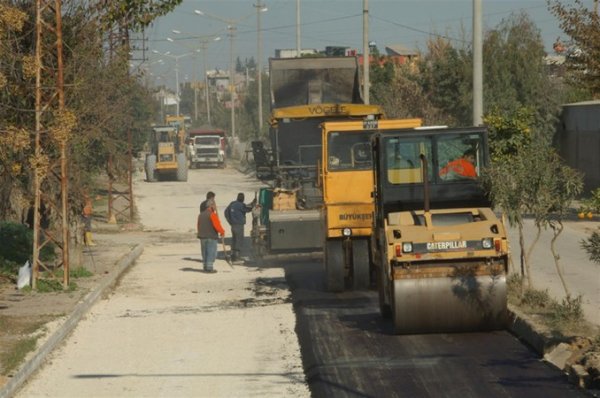 BÜYÜKŞEHİR'İN ASFALT ÇALIŞMALARI SÜRÜYOR 