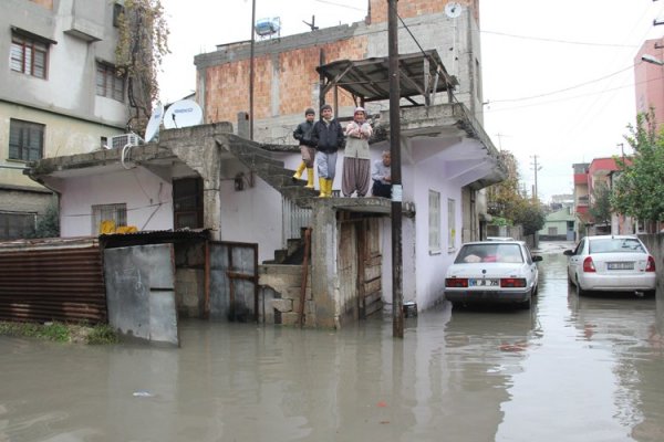 ADANA'DA YAĞMUR YİNE HAYATI FELÇ ETTİ 